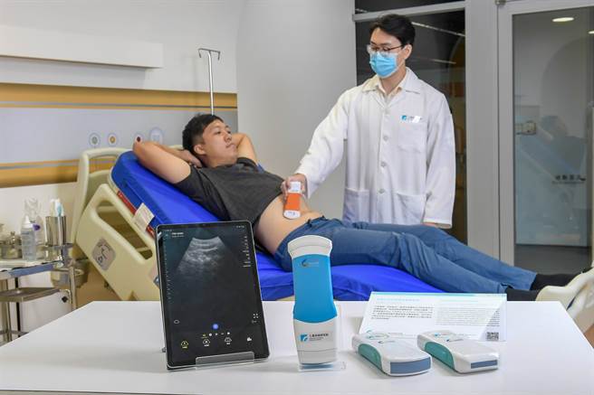 工研院智能化手持超音波影像系统，透过Wi-Fi即可即时传输到手持装置观看，可广泛应用在内科、妇产科、復健科及急诊室。（工研院提供／罗浚滨新竹传真）