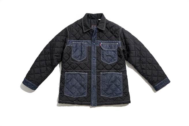 LEVIS RED系列雙面工裝丹寧夾克男款，7200元，限量發售。（LEVIS提供）