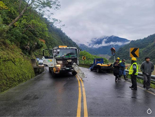 宜蘭縣大同鄉台7甲線發生小貨車與大貨車對撞事故，小貨車駕駛昏迷送醫。（翻攝照片／李忠一宜蘭傳真）