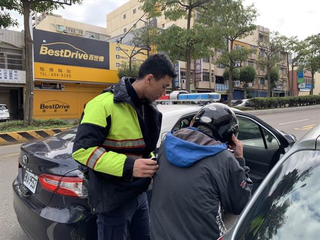 老翁桃园访友迷途警发现协助返家。（平镇警分局提供／吕筱蝉桃园传真）