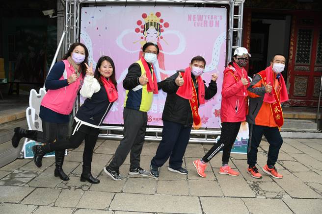 南瑶宫将在2月11日除夕夜，举办路跑迎头香活动，除了前三名有奖金，报名者添油香还可拿丰富赠品、抽大奖。彰化市长林世贤（左三）欢迎大家踊跃报名。（彰化市公所提供／谢琼云彰化传真）