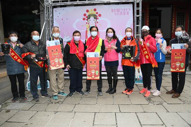 南瑶宫将在2月11日除夕夜，举办路跑迎头香活动，除了前三名有奖金，报名者添油香还可拿丰富赠品、抽大奖。彰化市长林世贤（左五）欢迎大家踊跃报名。（彰化市公所提供／谢琼云彰化传真）