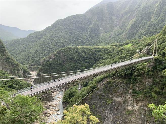 山月吊橋每日限量1000名免費預約參觀名額總是供不應求，然而農曆春節將至，屆時將有爆量遊客前往參觀，太魯閣國家公園管理處宣布，山月吊橋於2月13日至15日開放民眾免預約現場排隊入場。（羅亦晽攝）