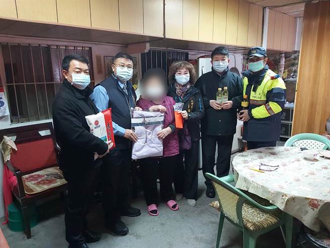 大甲警分局慰问独居老人及弱势团体，为社会注入一股暖流。 （大甲警分局提供／陈淑娥台中传真）