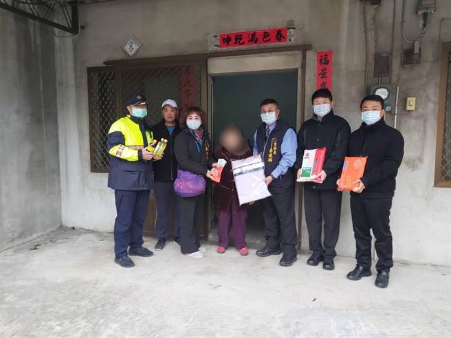 大甲警分局慰问独居老人及弱势团体，为社会注入一股暖流。 （大甲警分局提供／陈淑娥台中传真）