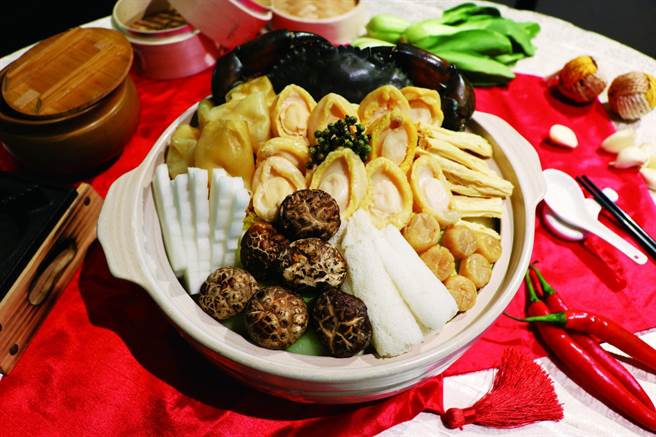 大地酒店今年主推8人份售价$8888的「奇岩富贵盆菜」。（大地提供）