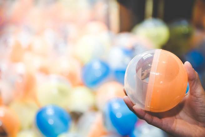 台北美福大饭店今日起推出500颗福气扭蛋让 民眾新年试手气，每颗3600元、堪称价值最贵扭蛋。（图／台北美福大饭店）