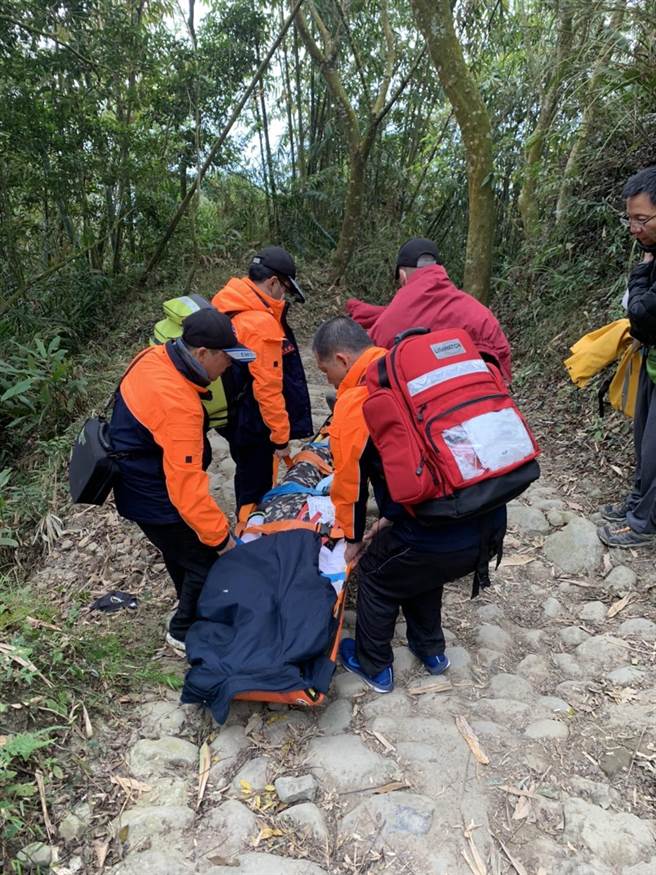 台南市一名59歲翁姓男子上午攀登關子嶺大凍山時，突然倒地不起，警消上山接力送醫，還是回天乏術。（讀者提供／莊曜聰台南傳真）