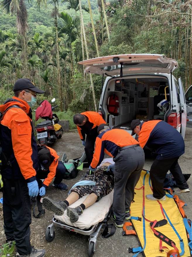 台南市一名59歲翁姓男子上午攀登關子嶺大凍山時，突然倒地不起，警消上山接力送醫，還是回天乏術。（讀者提供／莊曜聰台南傳真）