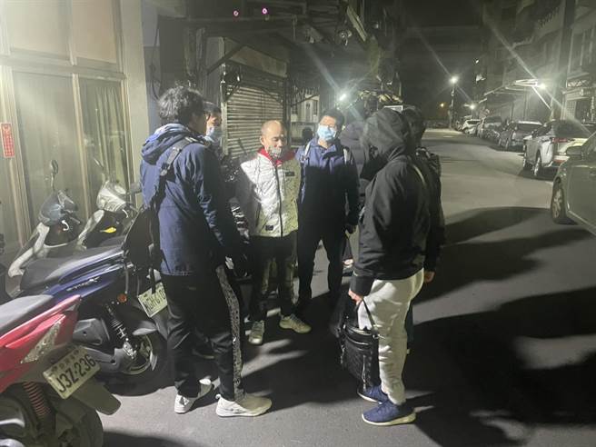 警方昨晚在三重区逮捕抢银楼的孙嫌（白色外套者）。（王扬杰翻摄）