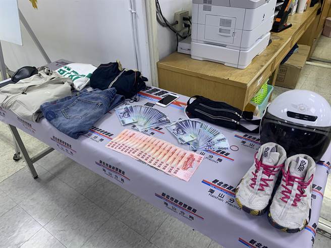 警方查扣赃款及孙嫌行抢时穿着的衣物。（王扬杰摄）