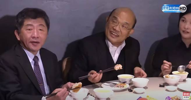 行政院長蘇貞昌6日與衛福部長陳時中一同品嘗台灣豬國民美食時強調，台灣豬會像松阪豬、神戶牛一樣更受歡迎。(圖/截自中時新聞網直播)