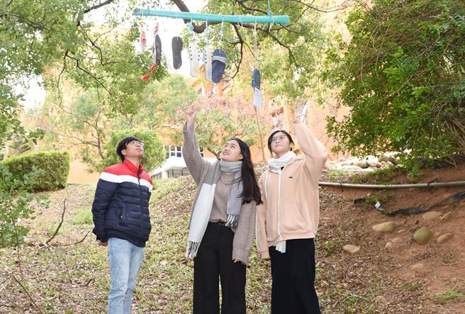 静宜校方也于校园展出由海废物品创作的「海洋废弃物装置艺术展」，唤起民眾对环境保护议题的重视与省思！（陈世宗摄）