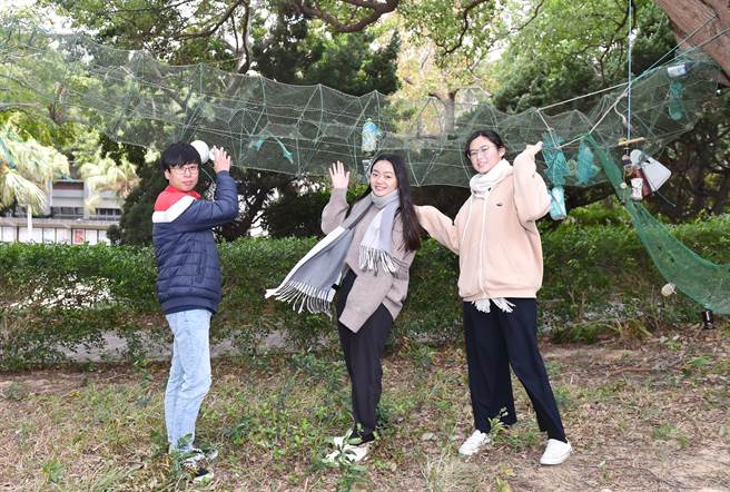 研讨会同时进行人文、科技等跨域研究，及教学应用的海报竞赛，希望集结更多力量，守护生态环境，携手共创未来！（陈世宗摄）