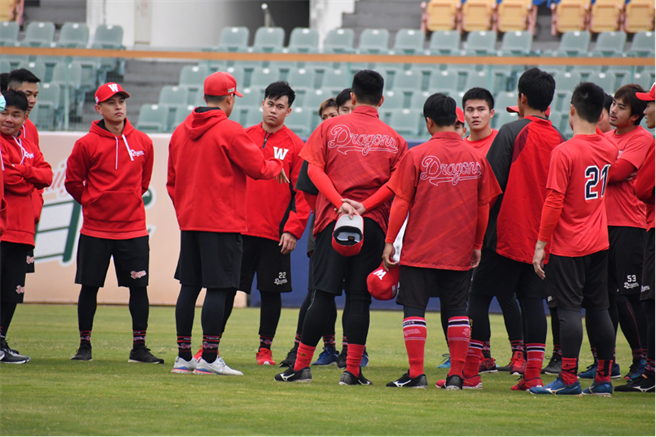 味全龙今天展开重训营。（味全龙提供）