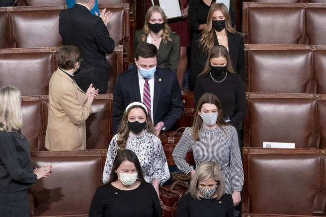 支持美国总统川普的示威民眾6日闯入国会大厦，促使国会议员转至一个秘密地点避难，可能因此接触到某个确诊2019冠状病毒疾病（COVID-19）的患者。(图/美联社)