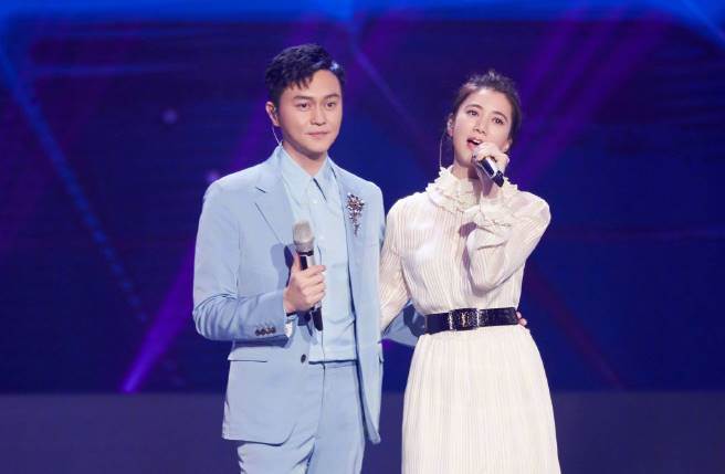 袁咏仪和张智霖是着名的模范夫妻檔。（图／取材自袁咏仪微博）