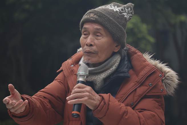 真理大学麻豆校区台湾文学资料馆创系主任张良泽11日在台南吴园举行记者会，说明台文馆风波始末。（李宜杰摄）