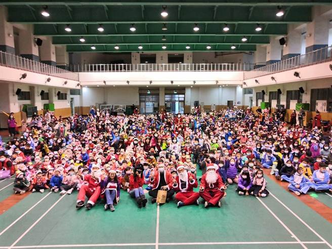 议员蔡淑君亲自将礼物一一分送，所有学童都领到自己所想要的礼物。（议员蔡淑书服务处提供／李俊淇新北传真）