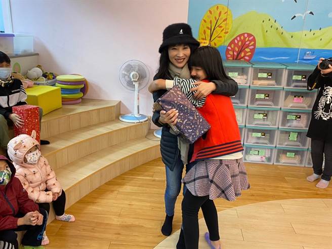女学生领到想要的礼物后，开心的抱着蔡淑君。（议员蔡淑君服务处提供／李俊淇新北传真）