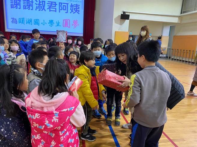 议员蔡淑君亲自将礼物一一分送学生。（议员蔡淑君服务处提供／李俊淇新北传真）