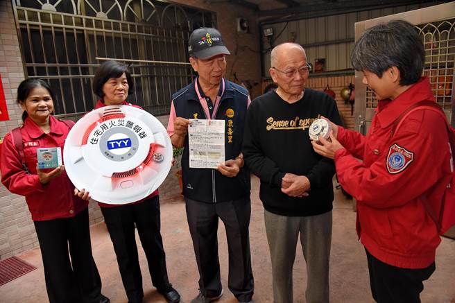 南投县消防局凤凰志工，向民眾宣导加装住宅警报器。（南投县政府提供／廖志晃南投传真）