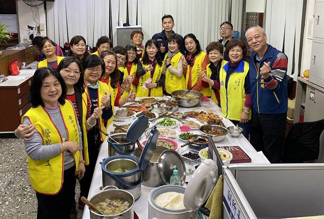 寒風中溫暖波麗士的心，內新派出所志工分隊長顏子發起志工伙伴們「一人一菜，送暖到派出所」活動，送來17菜3湯，在寒夜ˋ中，溫暖了內新派出所每位波麗士的心。（霧峰分局提供／黃國峰台中傳真）