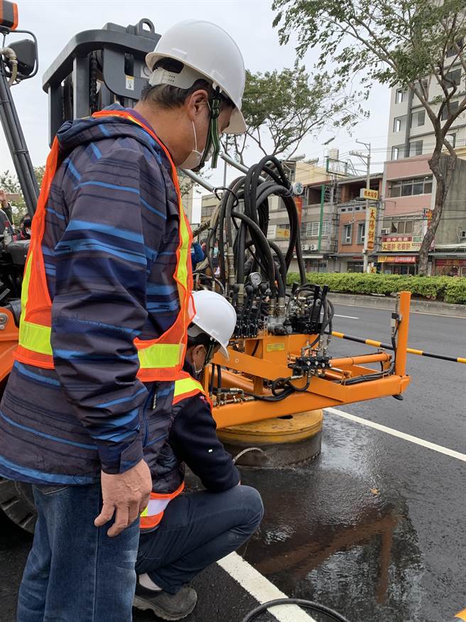 工程人员示范以机器施作「微创施工孔盖启闭创新工法」。（林欣仪摄）