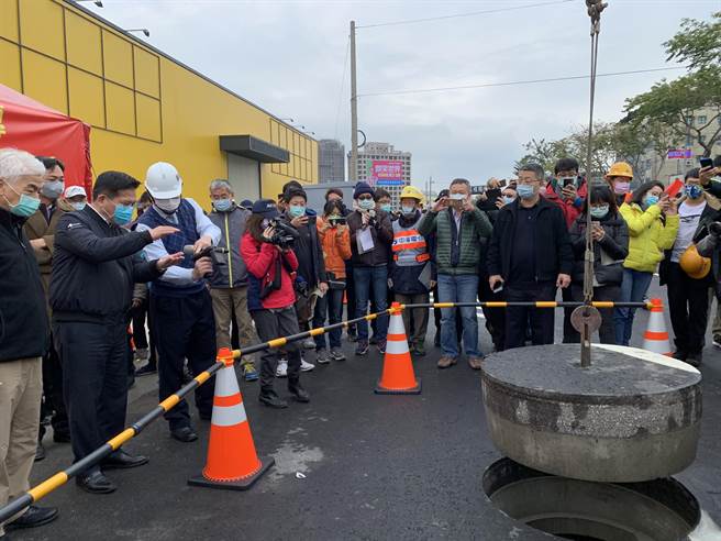 工程人员示范以机器施作「微创施工孔盖启闭创新工法」。（林欣仪摄）