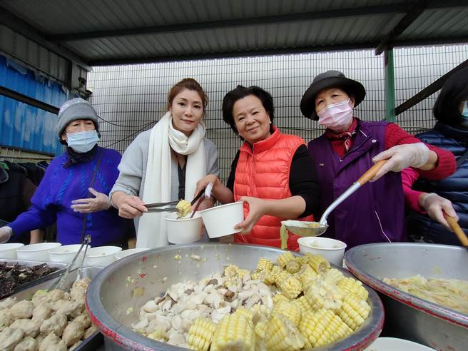 彰化县议员张雪如（右2）在服务处，连续4天准备暖呼呼的麻油鸡，外套、围巾、手套，暖暖包等保暖必需品，提供给街友抗寒。（吴建辉摄）
