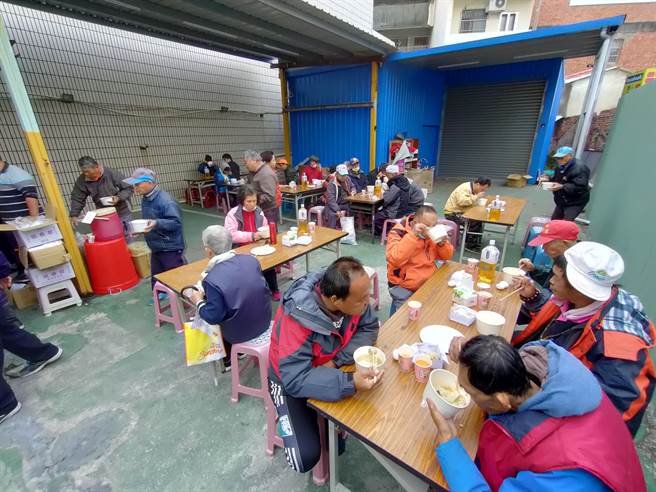 所有街友排队进入服务处，喝上热腾腾的麻油鸡，满足的笑容都写在脸上。（吴建辉摄）