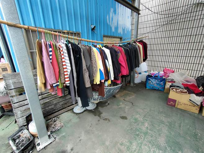 现场还准备大量民眾捐献的衣物，要送给所有街友，希望陪伴他们度过寒冬。（吴建辉摄）