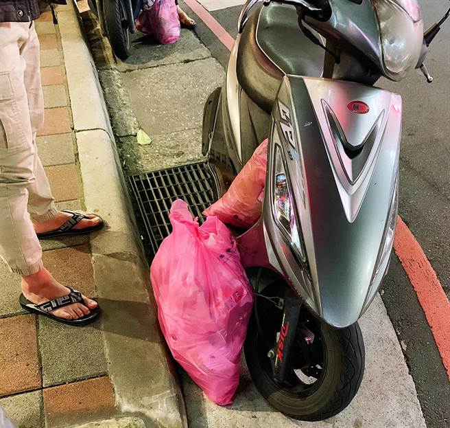 大冬天穿着夹脚拖就出门倒垃圾的男士。（作者提供）