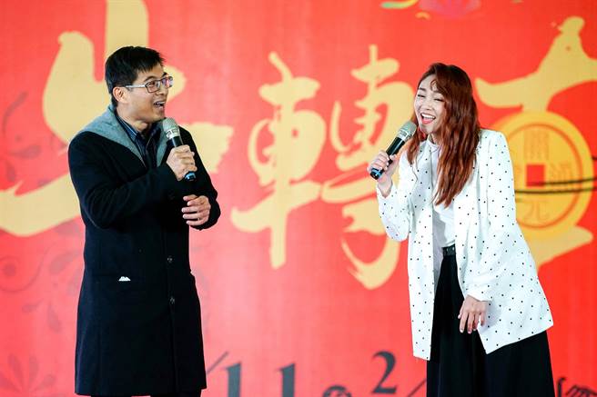 宜兰县政府将在2月14日举办情定宜兰年情歌对唱比赛，决赛评审之一艺人张文绮（右）与文化局科长陈盈良对唱情歌，为赛事暖场。（李忠一摄）