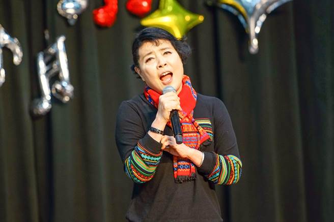 聲樂家簡文秀捐贈宜蘭縣政府540套有聲書教材，盼能藉此培育更多音樂種子。（李忠一攝）