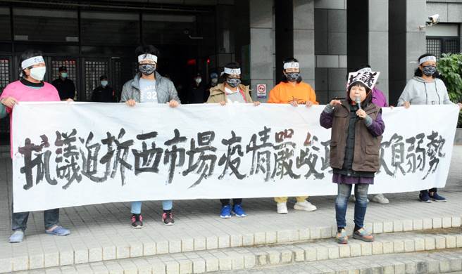不满屏东市西市场拆迁案，屏东县议员蒋月惠（前）带队至屏县府大门陈情抗议。（林和生摄）