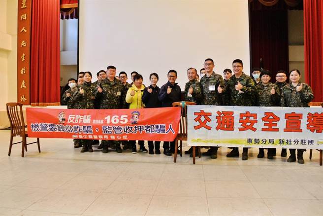 為加強軍人防制酒駕與反詐騙觀念，東勢分局新社分駐所前往陸軍五支部彈藥庫加強宣導。（東勢警分局提供／陳淑娥台中傳真）