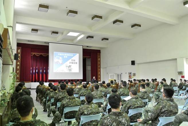 為加強軍人防制酒駕與反詐騙觀念，東勢分局新社分駐所前往陸軍五支部彈藥庫加強宣導。（東勢警分局提供／陳淑娥台中傳真）