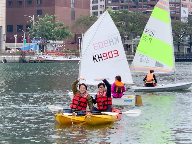 高雄市长陈其迈（右）与基隆市长林右昌（左）11日合体拚观光，体验在爱河玩独木舟。（柯宗纬摄）