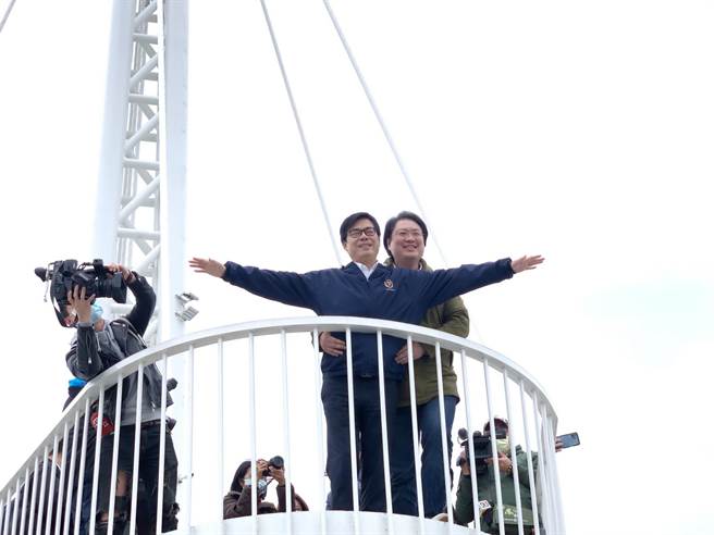 高雄市长陈其迈（前）与基隆市长林右昌（后）11日合体拚观光，搞笑摆出电影铁达尼号经典POSE。（柯宗纬摄）