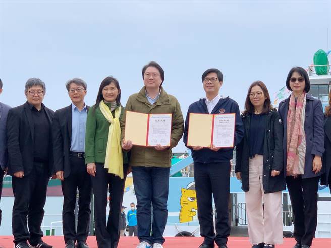 高雄市长陈其迈（右三）与基隆市长林右昌（左四）11日合体，签署双港MOU，力拚观光。（柯宗纬摄）