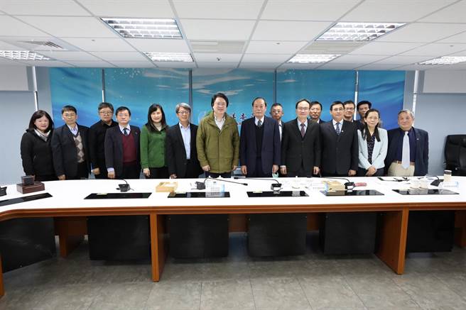 基隆市长林右昌11日亲自南下高雄，拜会海洋委员会。（基隆市政府提供／陈彩玲基隆传真）