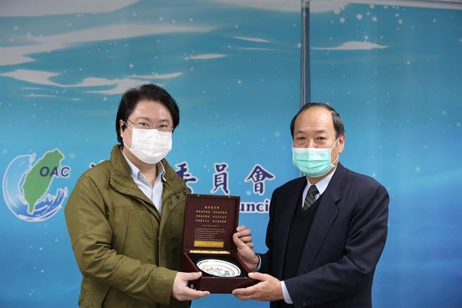 基隆市长林右昌（左）11日亲自南下高雄，拜会海洋委员会主任委员李仲威（右）。（基隆市政府提供／陈彩玲基隆传真）