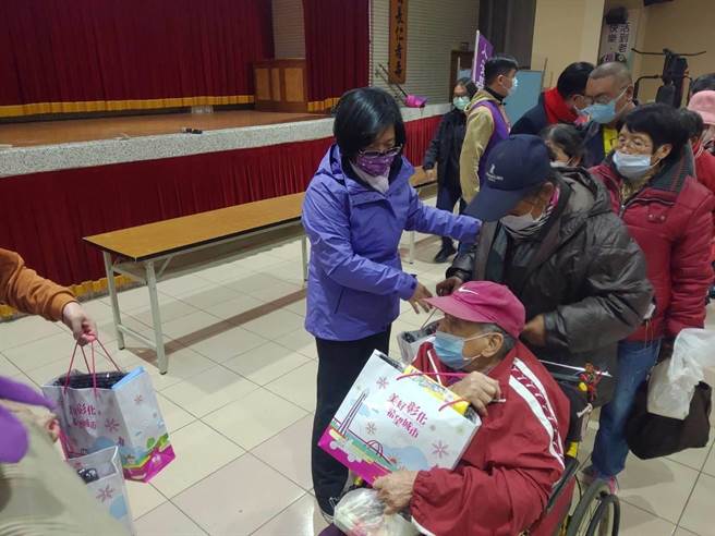 寒流來襲，彰化縣政府社會處啟動關懷街友服務與在外街友訪視，提供禦寒衣物、熱食與安置等服務；彰化縣長王惠美（左）也到場關心街友與長者們的生活需求。（彰化縣政府提供／謝瓊雲彰化傳真）