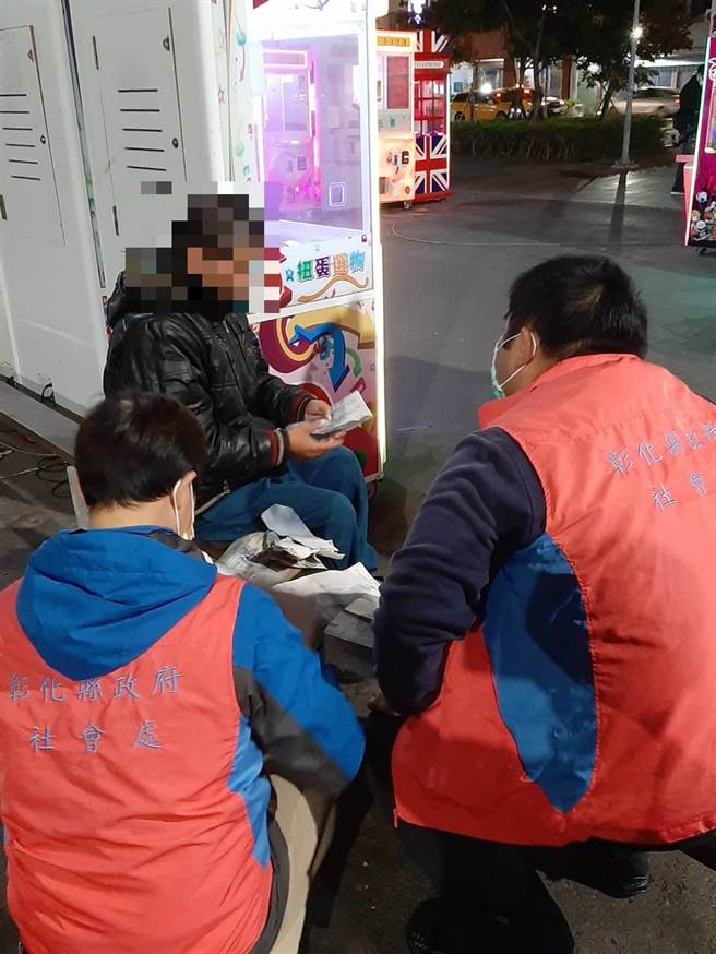寒流來襲，彰化縣政府社會處啟動關懷街友服務與在外街友訪視，提供禦寒衣物、熱食與安置等服務。（彰化縣政府提供／謝瓊雲彰化傳真）
