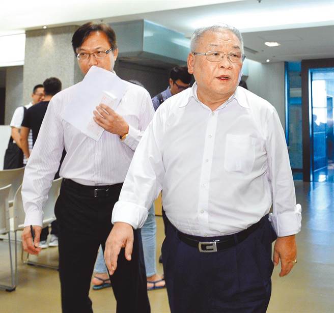 錢櫃KTV大火造成6死慘劇，董事長練台生（右）被依過失致死等罪起訴，台北地方法院認定，有相當理由堪認他有逃亡之虞，雖無羈押必要，但為確保日後審理程序之順利進行，裁定命他去年12月17日起限制出境出海8個月，不服提抗告遭駁回確定。（本報資料照）