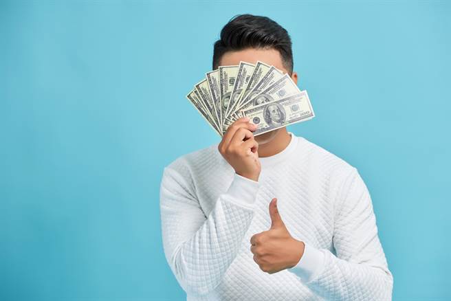 星座运势网站「星座爱情不求人」分享，双子座、金牛座、摩羯座看起来穷到脱裤，其实超有钱。（示意图／shutterstock）