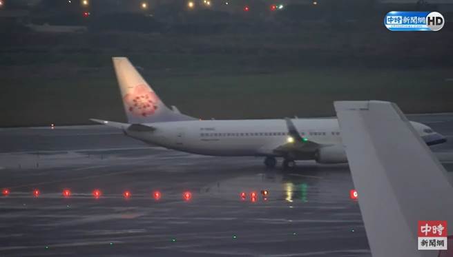 關島人道包機今天傍晚抵達桃園機場，航班搭載47名旅客及13名機組員。（圖擷自中時新聞網直播）