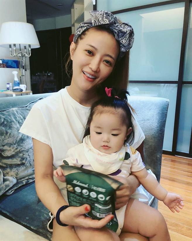 黃美珍和寶貝女兒。（Superfanz提供）