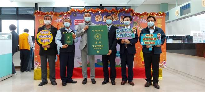 外交部南部办事处11日宣导新版护照换发。（外交部南部办事处提供／袁庭尧高雄传真）